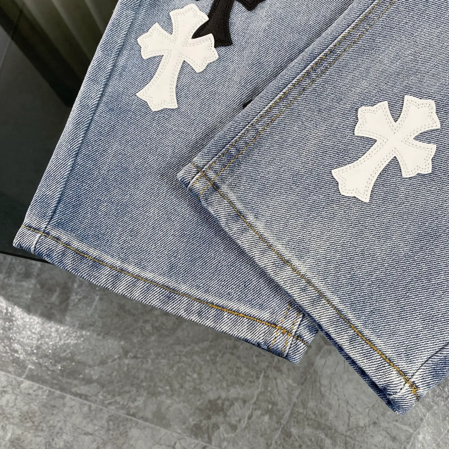 P240 CH Chromehearts black and white cross patch leather jeans, priced at 34W level, patchwork cross pattern embellishment, washed jeans! ! An absolutely high-end luxury product, a 1.9W-level god-level single product, a super popular product, made by top heavy industry, a magic weapon that cannot be missed! [About Zangyin] This is an extremely luxurious fashion brand that can also be called the aristocracy of the high street. It has always been an exclusive brand for some hipsters or rich second generations. Compared with ordinary high streets, it is more luxurious and noble. Compared with luxury brands, it is more fashionable and individual. It has always been a brand that I have a special liking for. [Top heavy industry fashion design] Consistently high-street luxury style. Speaking of this style, the Zangyin family and GU family are definitely the leading representative brands. Especially the Zangyin family has really achieved a state-of-the-art effect in creating high-street style. The unique washed material is used to create this style. The color system is already quite eye-catching. After it is decorated with patchwork cross flowers, it cleverly highlights the charm of the brand. Secondly, this style uses classic The high-waist cutting design highlights the long legs and fashionable temperament of the upper body. The brand is highly recognizable and the slim fit configuration is more suitable for daily wear. It is a product that interprets personality, fashion, and specifications at a glance. This single product is enough to make any fan excited. It can be a white T-shirt for a youthful college style, or a tight suspender for a royal style. It has strong matching ability and can be easily controlled by men.  [Materials and craftsmanship] Needless to say, this point goes without saying. As an excellent craftsman brand, Zangyin’s requirements for details and craftsmanship are really perfect. The washed color of this model has gone through so many processes, not to mention the embellishment of denim appliques. It is also purely hand-made and sewn. Just like what they believe in, only hand-made things have soul and have the meaning of wear. A top-notch heavy-duty fashionable denim item, I look forward to your perfect interpretation! !  Color: blue Size: 28-36